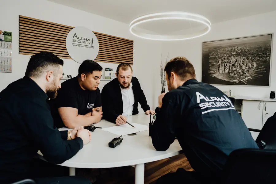 Einsatzbesprechung im Büro von Alpha Security