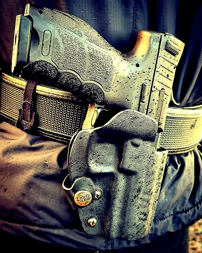 Pistole im Holster am Einsatzgürtel