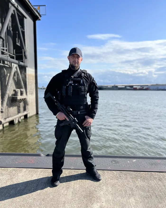 Einsatzkraft in taktischer Ausrüstung am Hafen